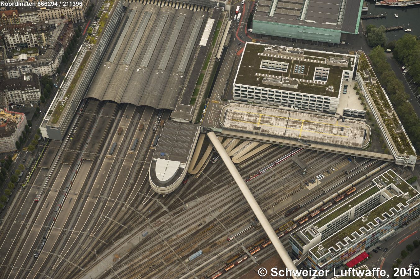 Bahnhof - Universität - KKL Die Hochschule ist eine der kleinsten der Schweiz, zählt rund 3500 Studierende und hat 82 Professuren. Die Universität besteht seit dem Jahr 2000 mit humanwissenschaftlichem Fokus: Theologie, Kultur- und Sozialwissenschaften, Rechts- und Wirtschaftswissenschaften, Gesundheits- und Verhaltenswissenschaften, Medizin und Psychologie.